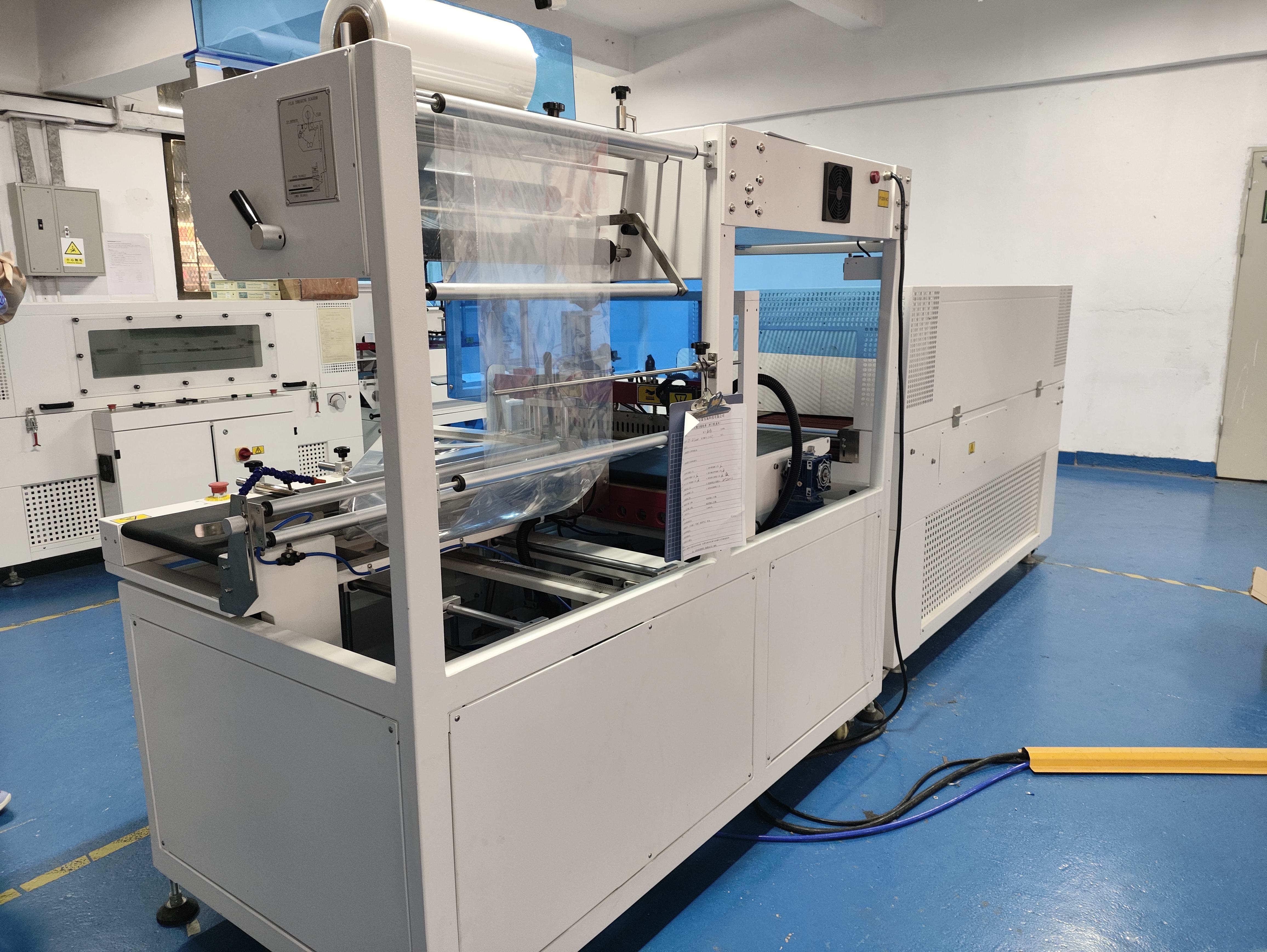 Máy đóng gói co rút tốc độ cao hoàn toàn tự động L726 Máy đóng gói co nhiệt với đường hầm quấn co để đóng gói chai