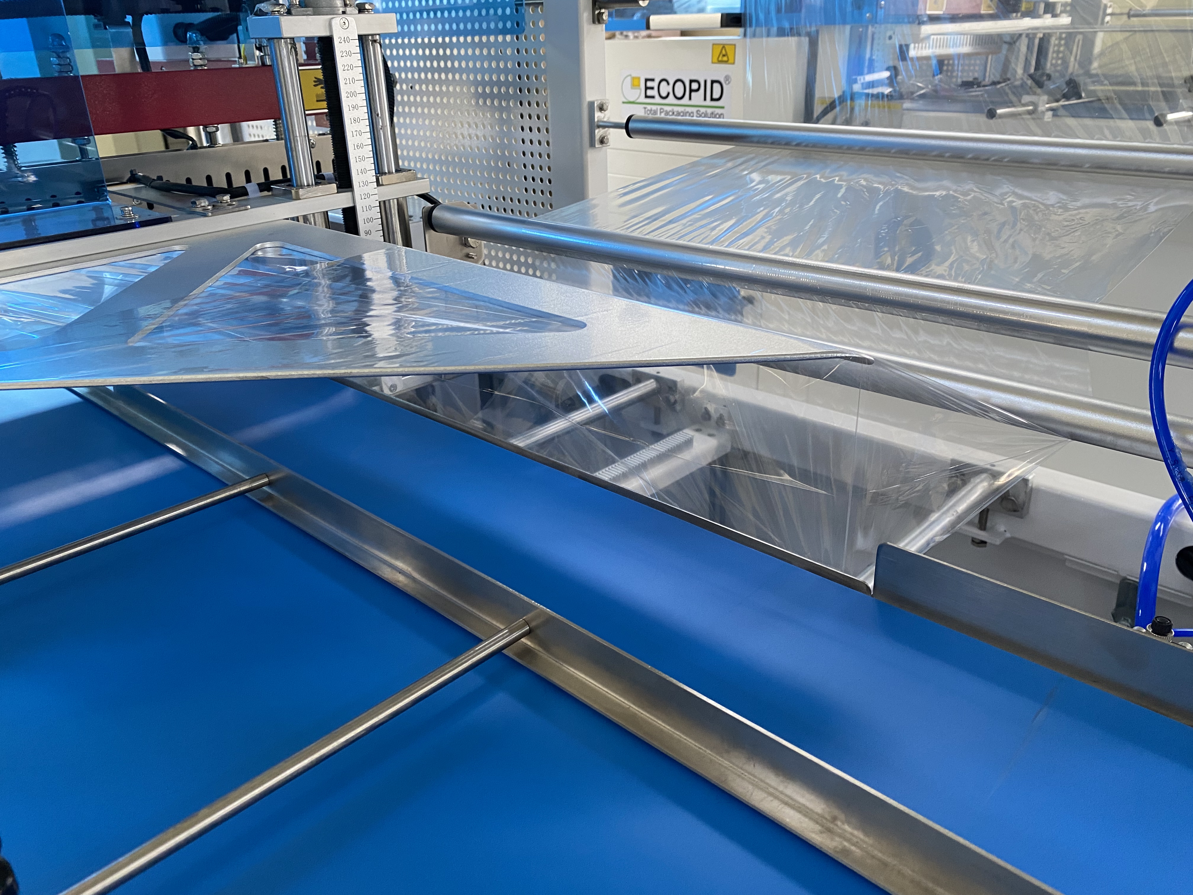 Máy đóng gói co rút tốc độ cao hoàn toàn tự động L726 Máy đóng gói co nhiệt với đường hầm quấn co để đóng gói chai